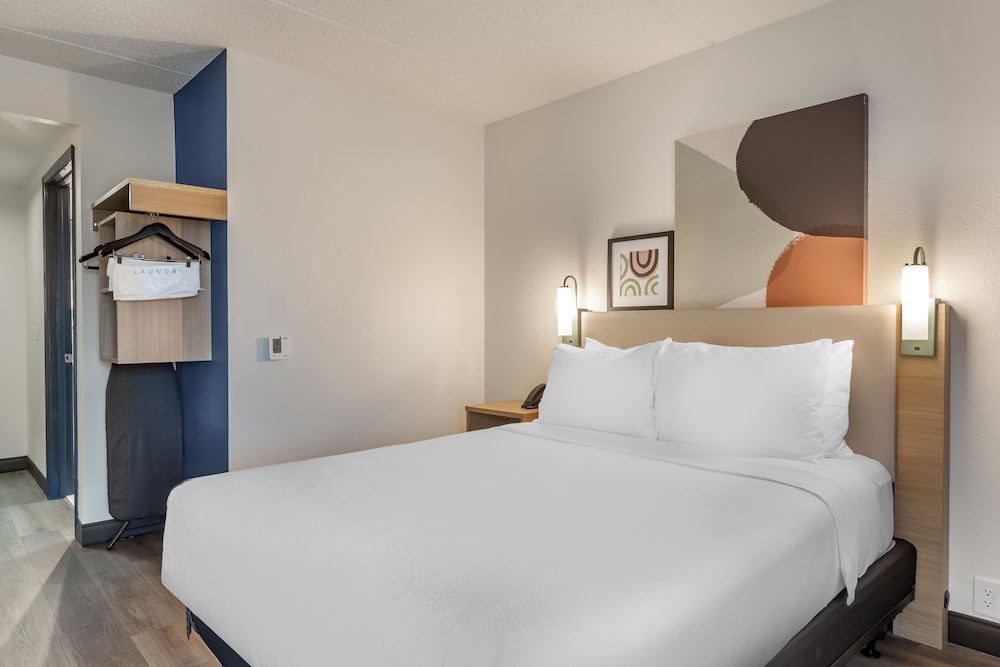 Room, 1 Queen Bed, Accessible (Hearing) - Photo 4