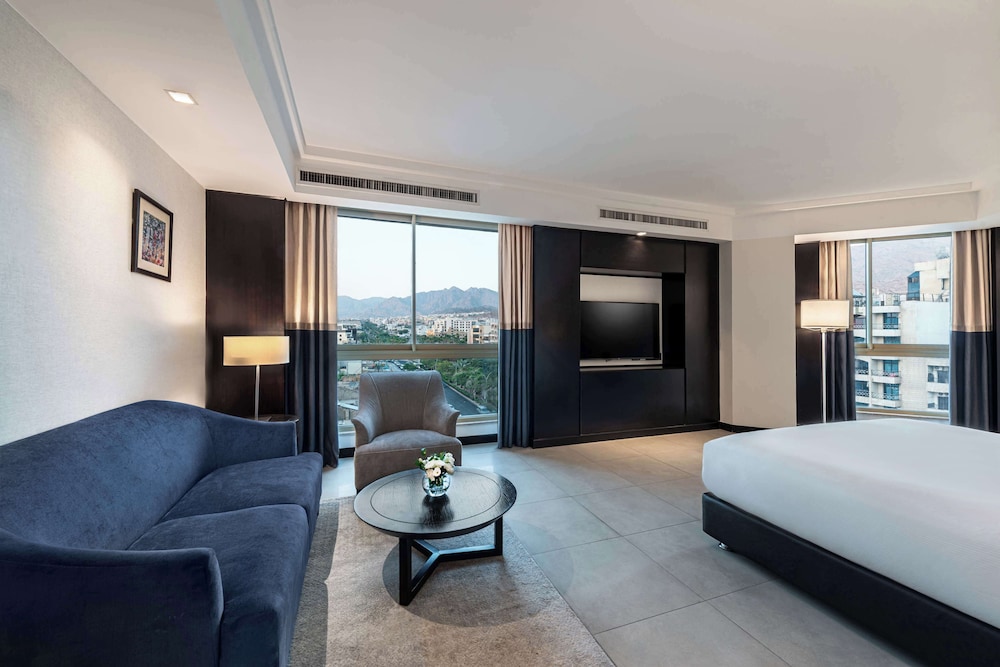 King Deluxe Corner Room with City View photo 3
