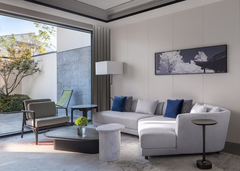 Suite, 1 Bedroom (Outdoor Living Area) thumbnail 5