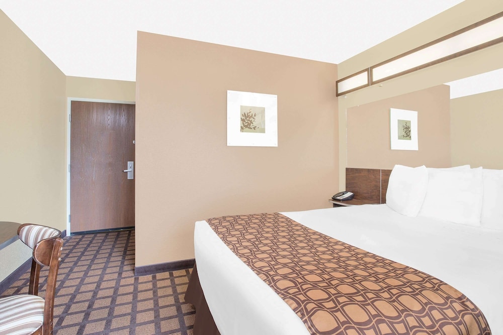 1 Queen Bed Non Smoking - Photo 1
