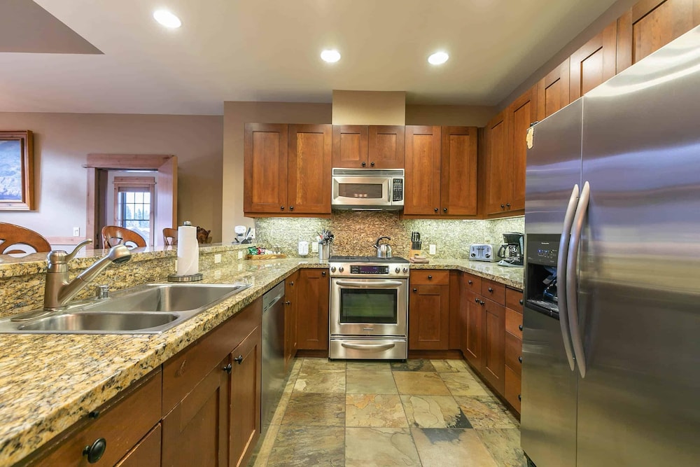 2 Bedroom - Catamount Lodge 404 photo 3