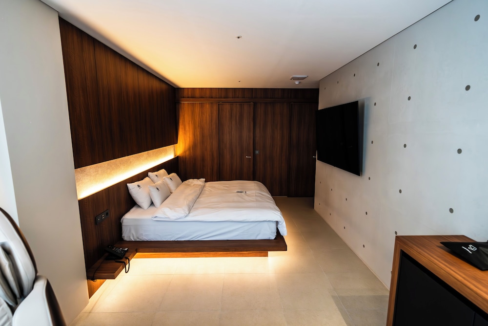Deluxe, City View - Photo 5