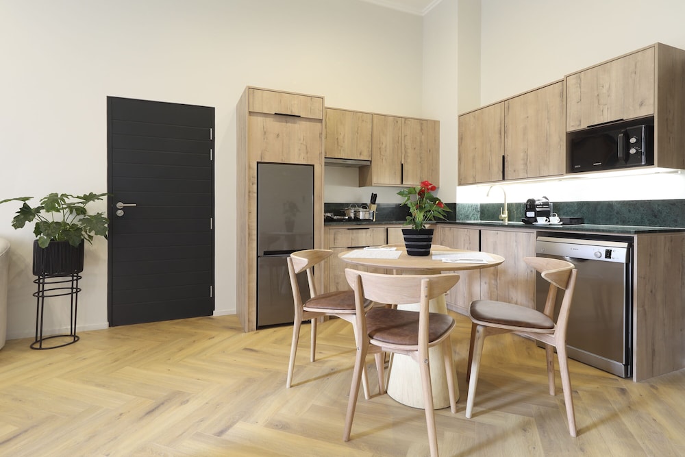 Suite, 2 Bedrooms - Photo 2