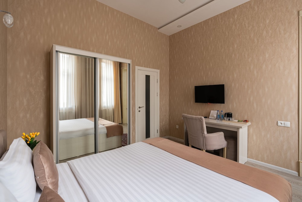 Standard Double Room - Photo 9