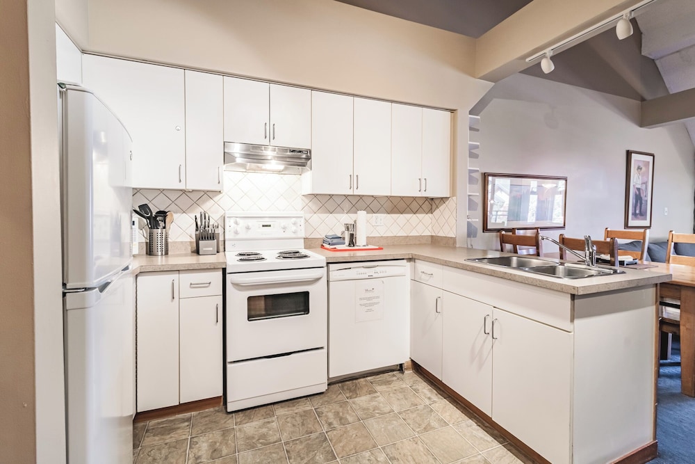 Condo, Multiple Beds, Balcony, Mountain View
