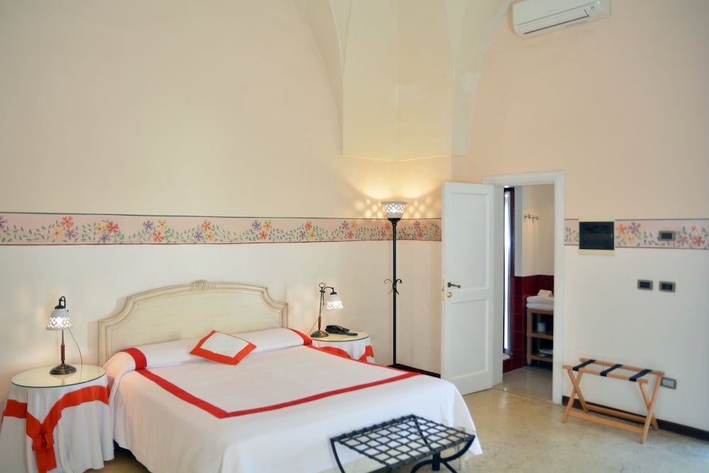 Deluxe Room - Photo 1