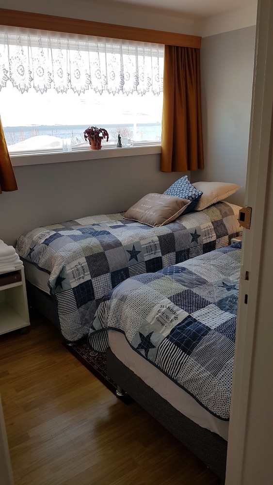 Economy Twin Room, 2 Twin Beds, Shared Bathroom, Ocean View photo 3