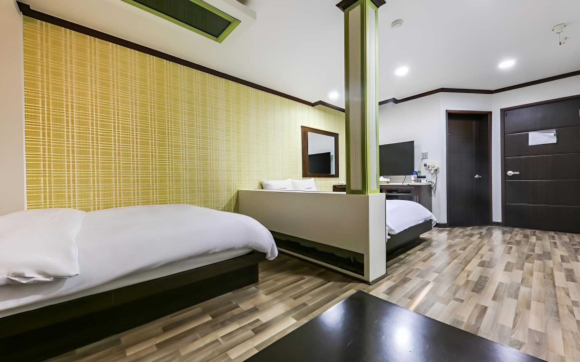 Room (Deluxe Room B (Twin Large Whirlpool)) photo 1