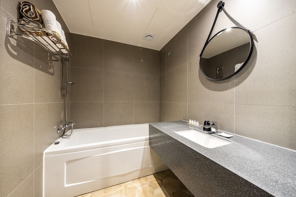 Premium Twin Room - Photo 5