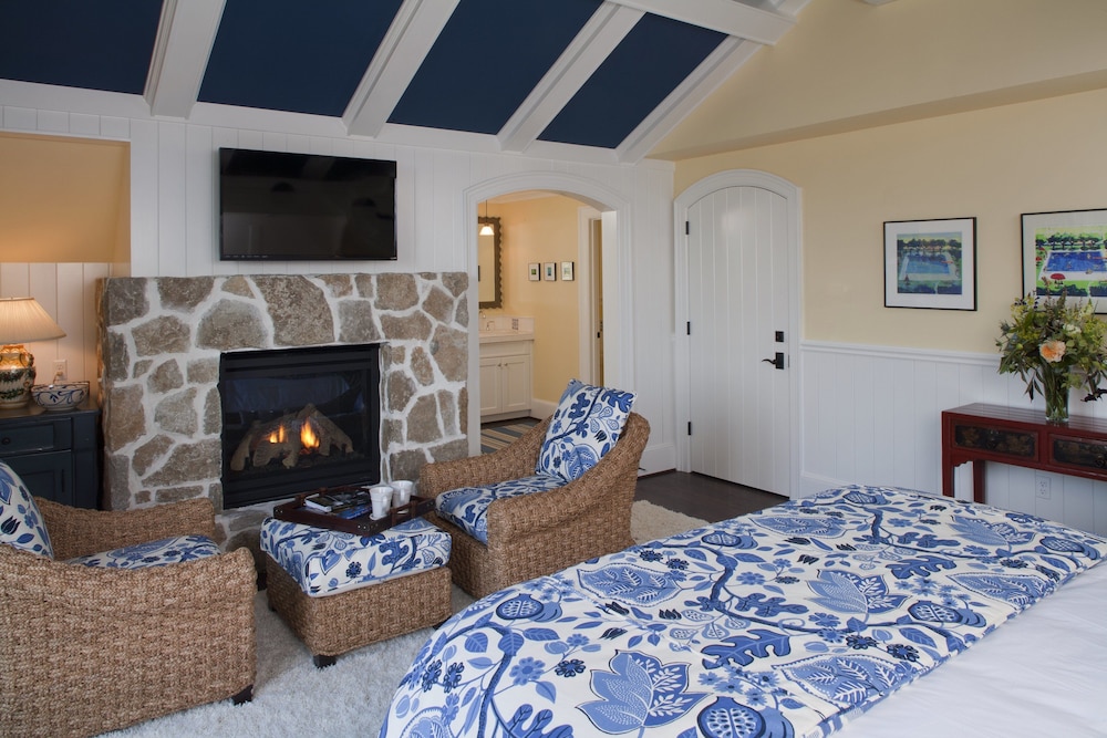 Luxury Suite, 1 King Bed, Partial Sea View