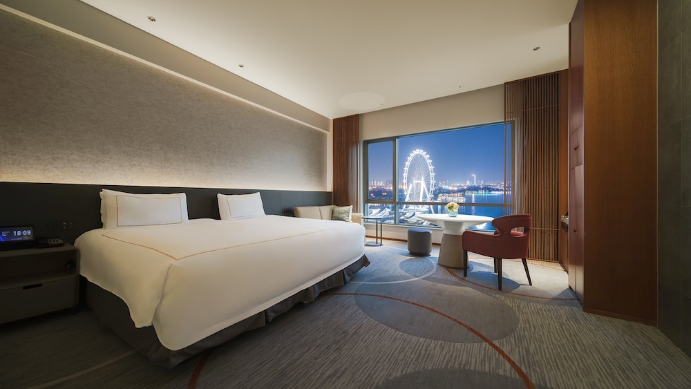 Premium Room, 1 King Bed (Jinji Lake Suzhou Eye View) - Photo 1