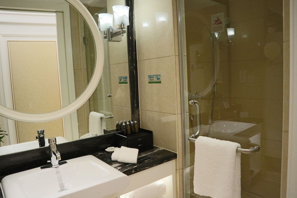 Executive Room thumbnail 5