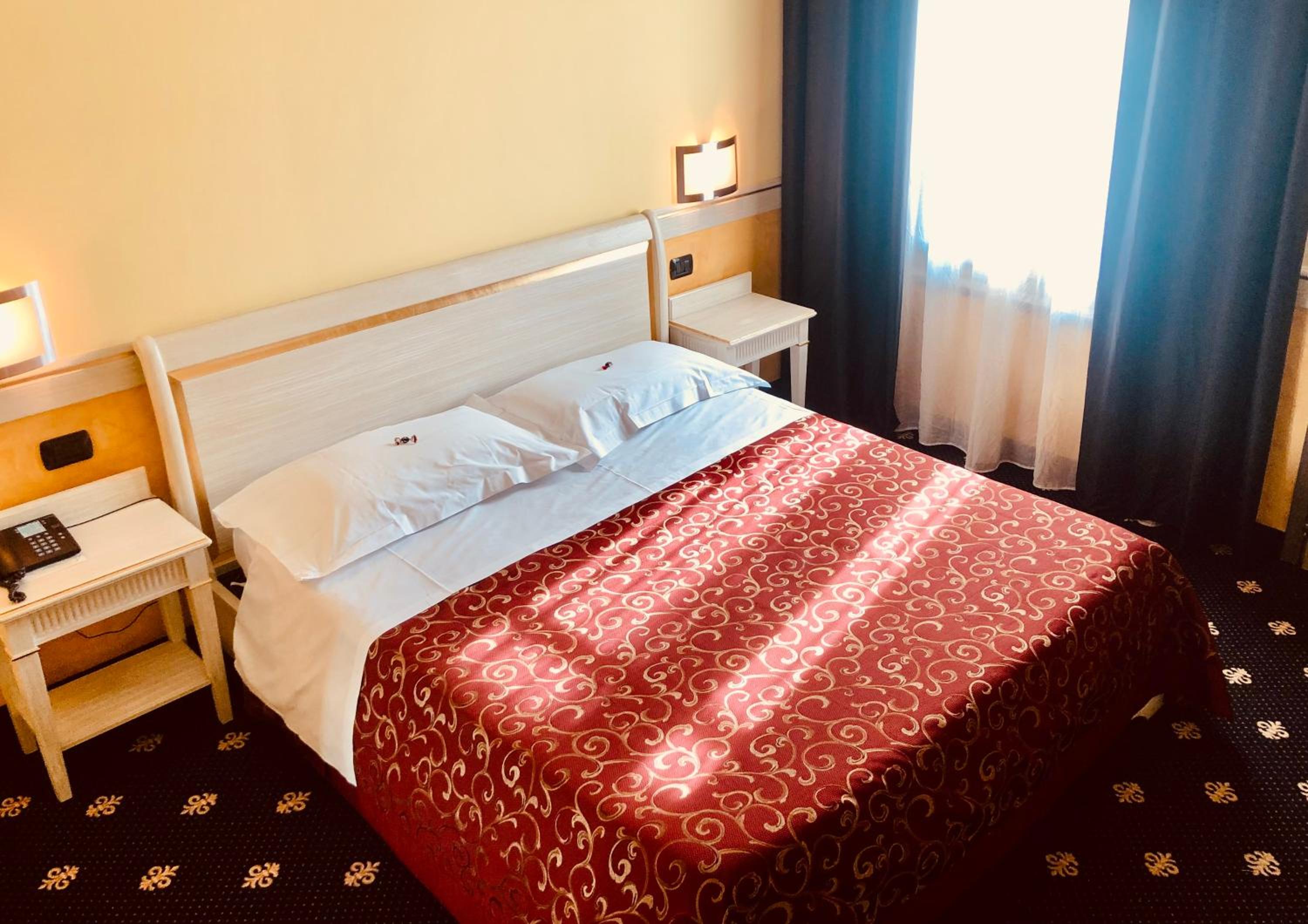 Large Double Room - Photo 8