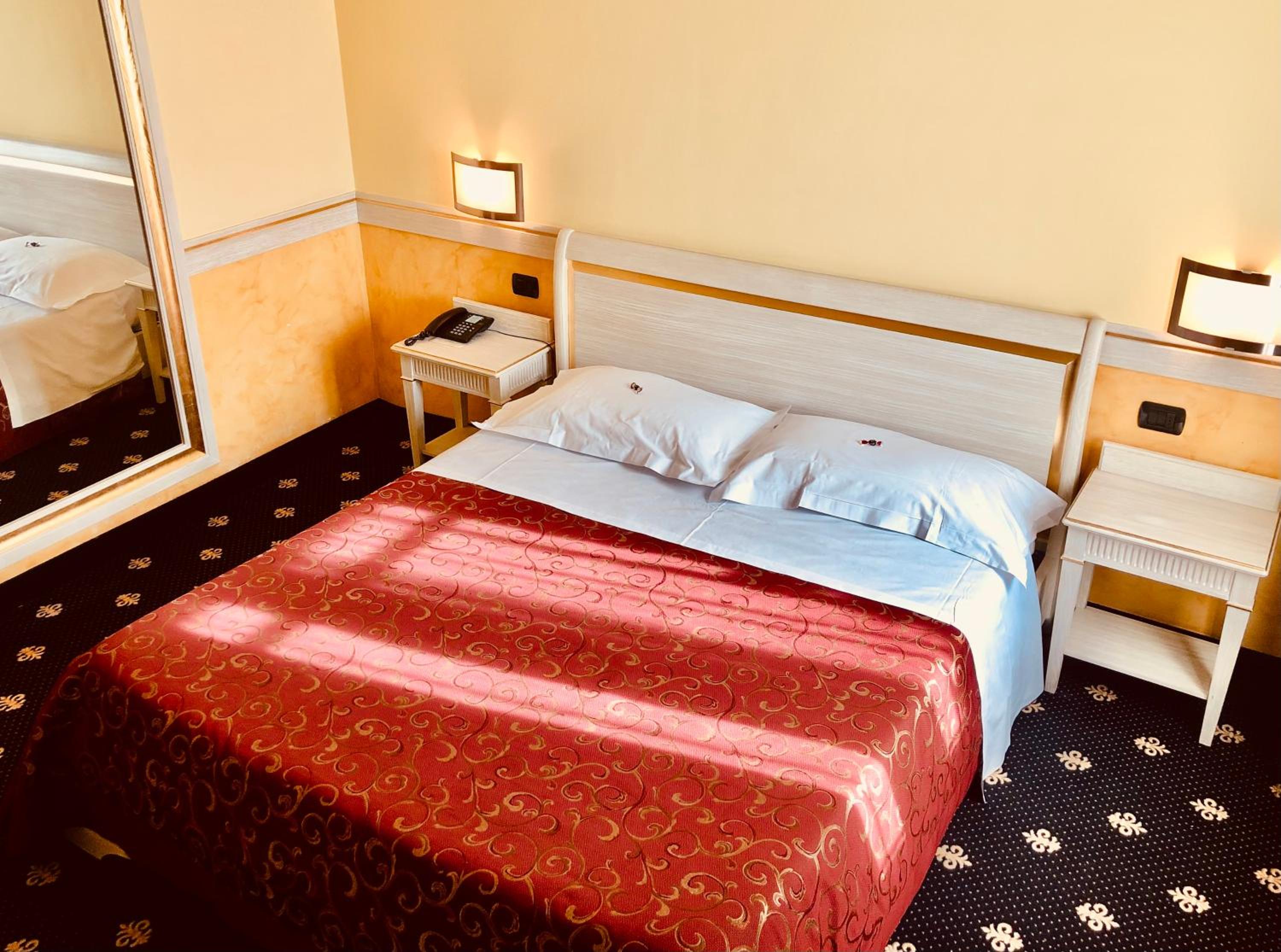 Large Double Room - Photo 7
