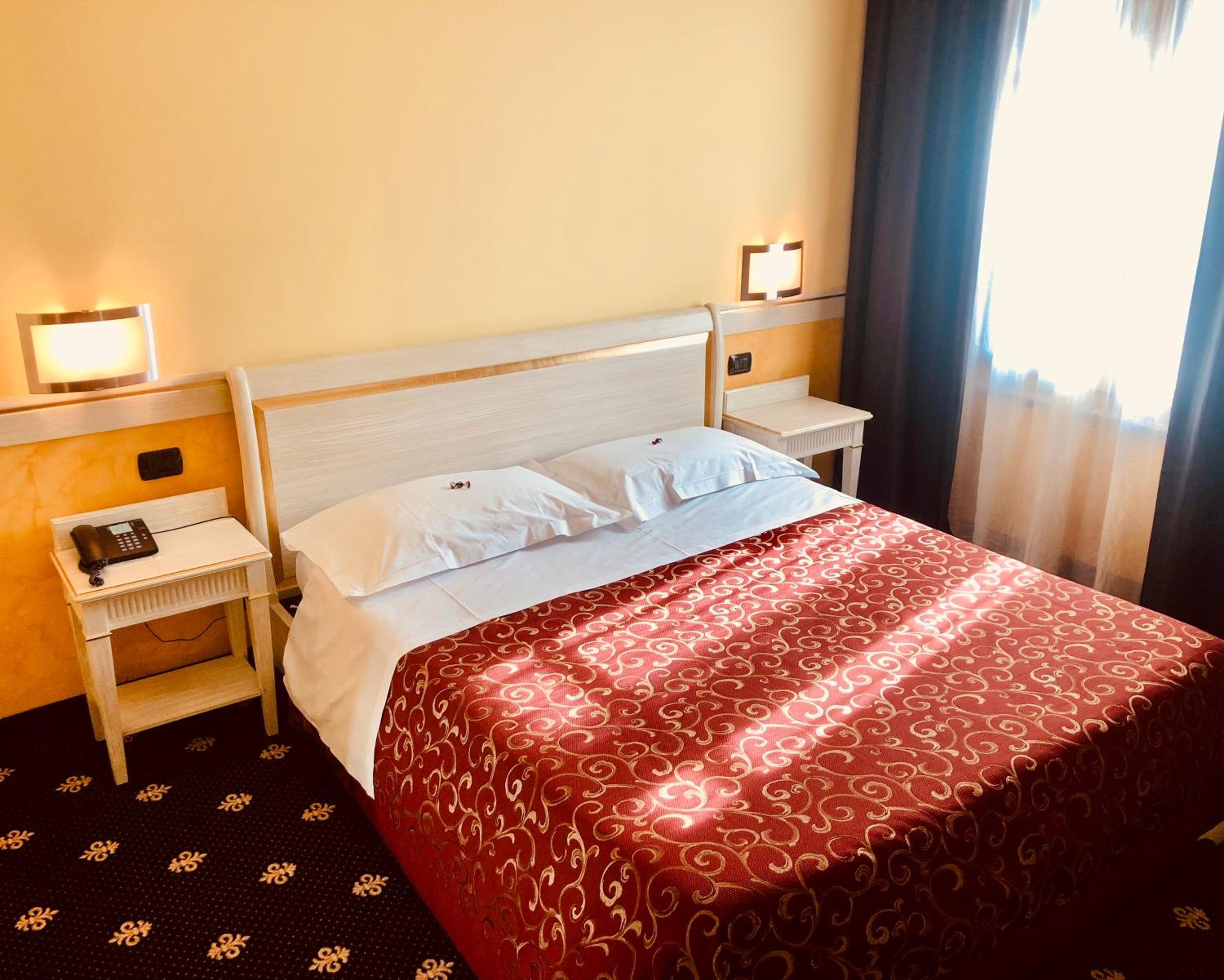 Large Double Room - Photo 6