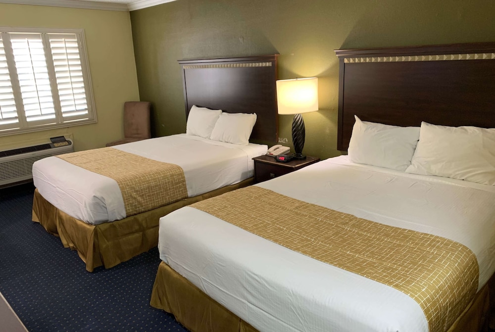 Room, 2 Queen Beds - Photo 1