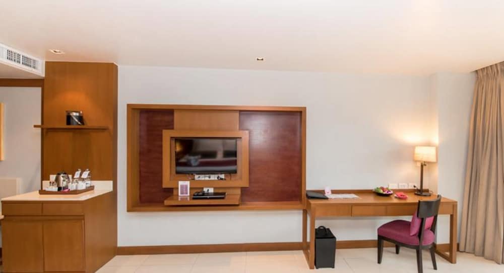 Deluxe King Bed - Photo 16