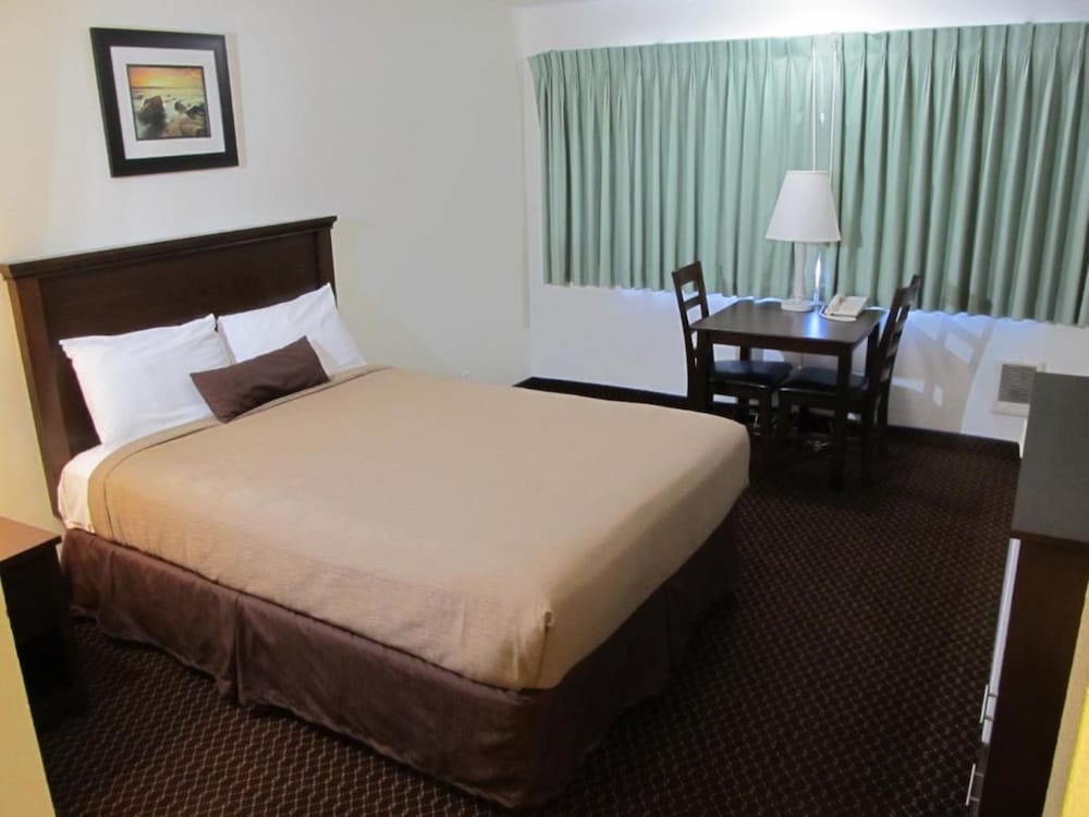 Single Queen Bed (No Pets Allowed) photo 3