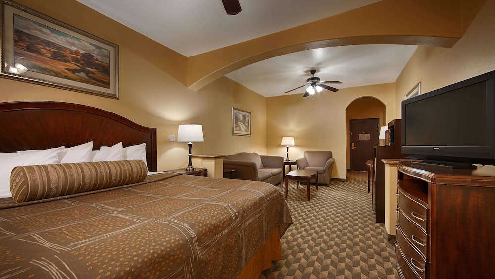 Suite, 1 King Bed with Sofa bed, Non Smoking, Refrigerator & Microwave (with Sofabed) photo 2