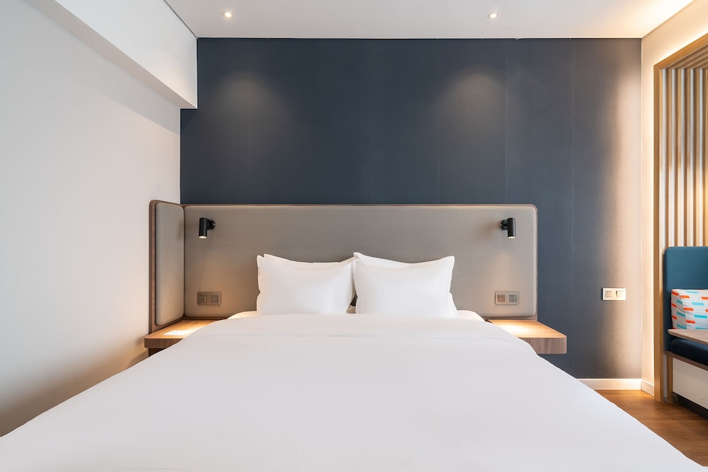 Standard Room, 1 King Bed - Photo 4