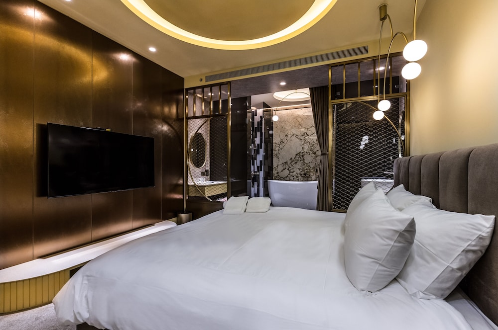 Golden Arc Room with Double Bed (4 min. walking distance from C/I) photo 2