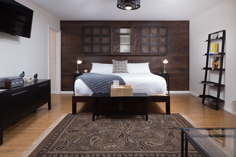 Signature Room, 1 King Bed with Sofa bed, Courtyard View (6)