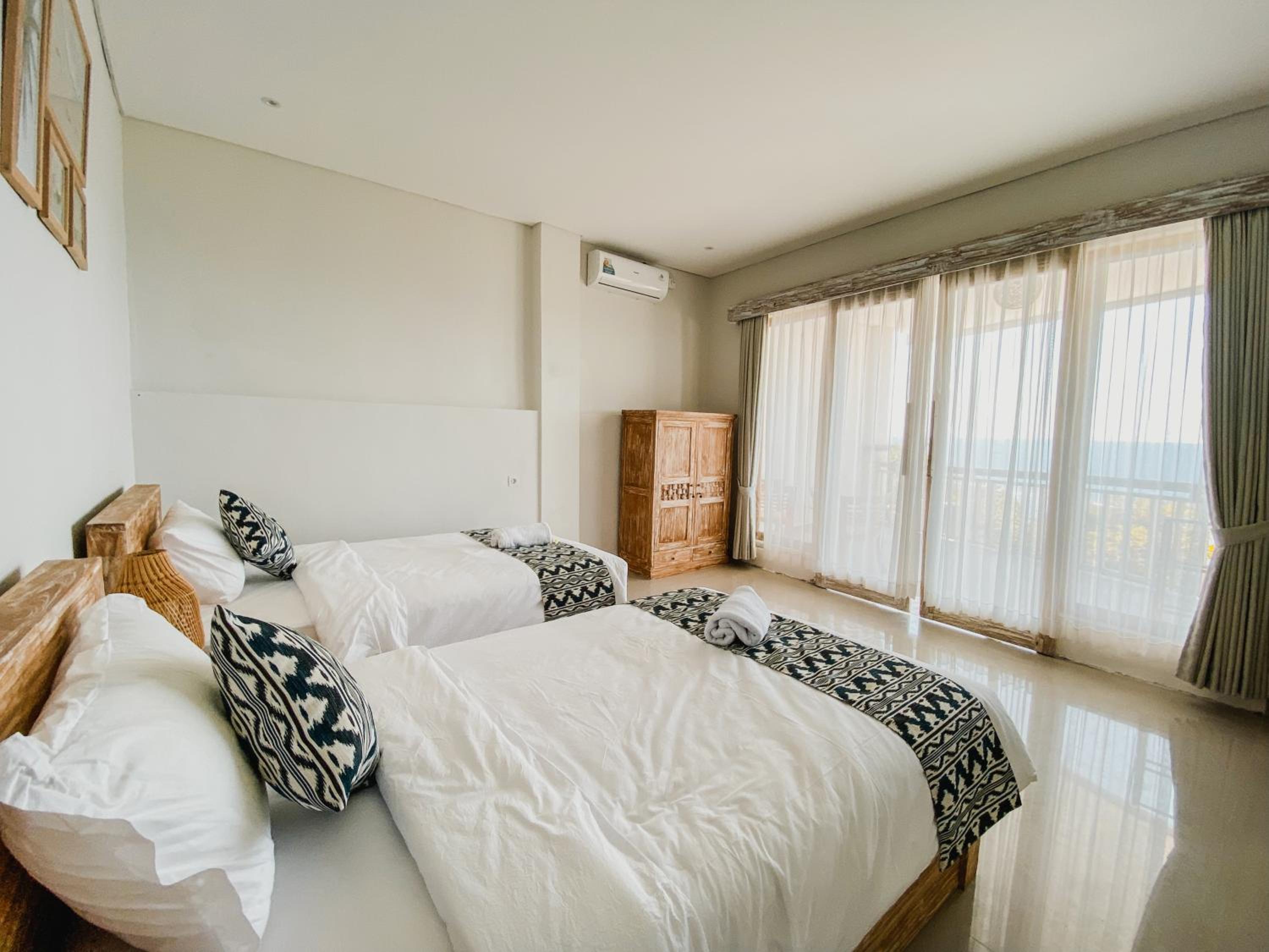 Deluxe Twin Room with Sea View - Photo 8