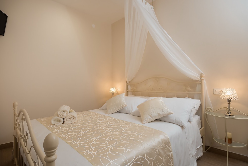 Villa (6 Bedroom Villa With Terrace And Pool)