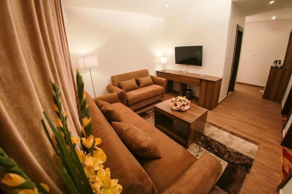 Deluxe Double Room (2 Adults + 1 Child) - Photo 8