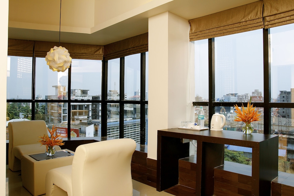 Luxury Suite, 1 King Bed, Bathtub, City View photo 3