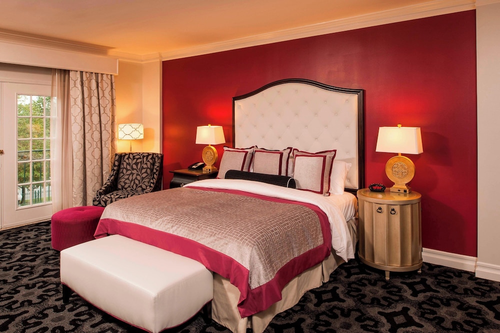 Room, 1 King Bed, Corner photo 2