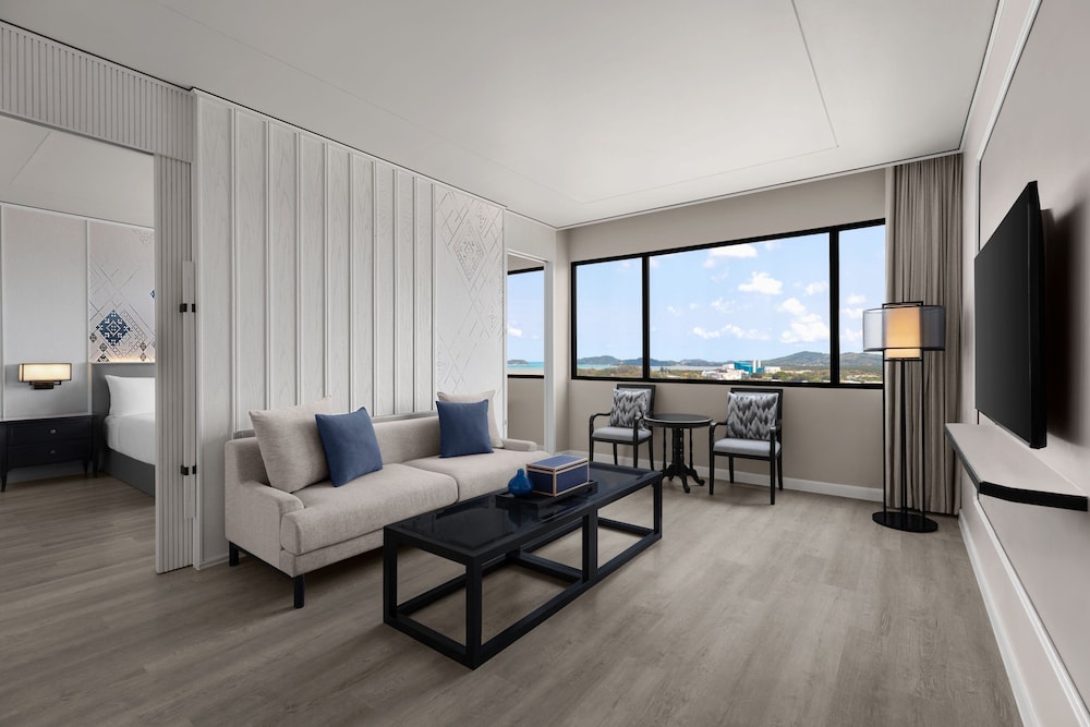 Executive Suite, 1 King Bed, City View