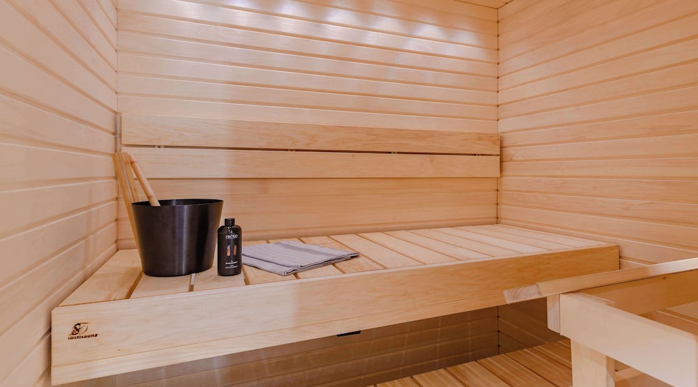 Room (Grande King Sauna) thumbnail 6