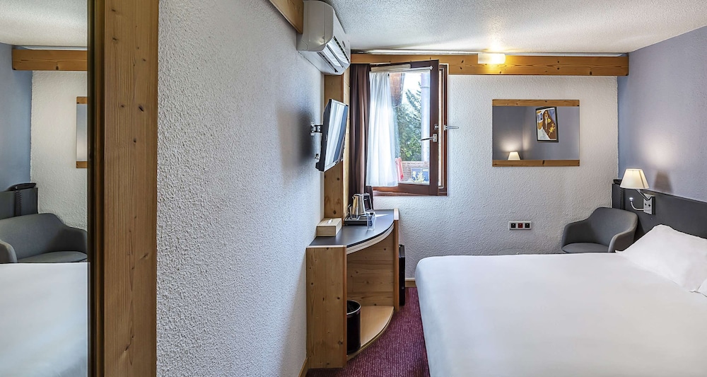 Standard Room, 1 Queen Bed, Non Smoking - Photo 1