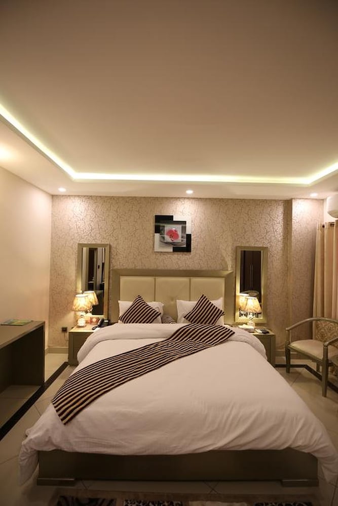 Standard Suite - Photo 7