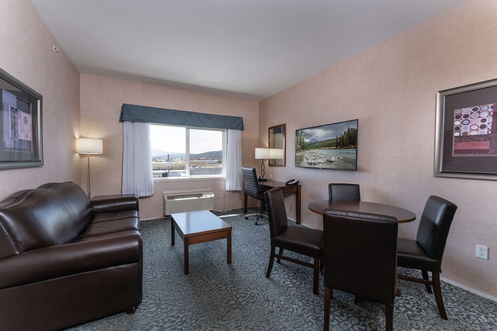 Suite, 1 King Bed, Non Smoking, Kitchenette (Separate Living Room) photo 2