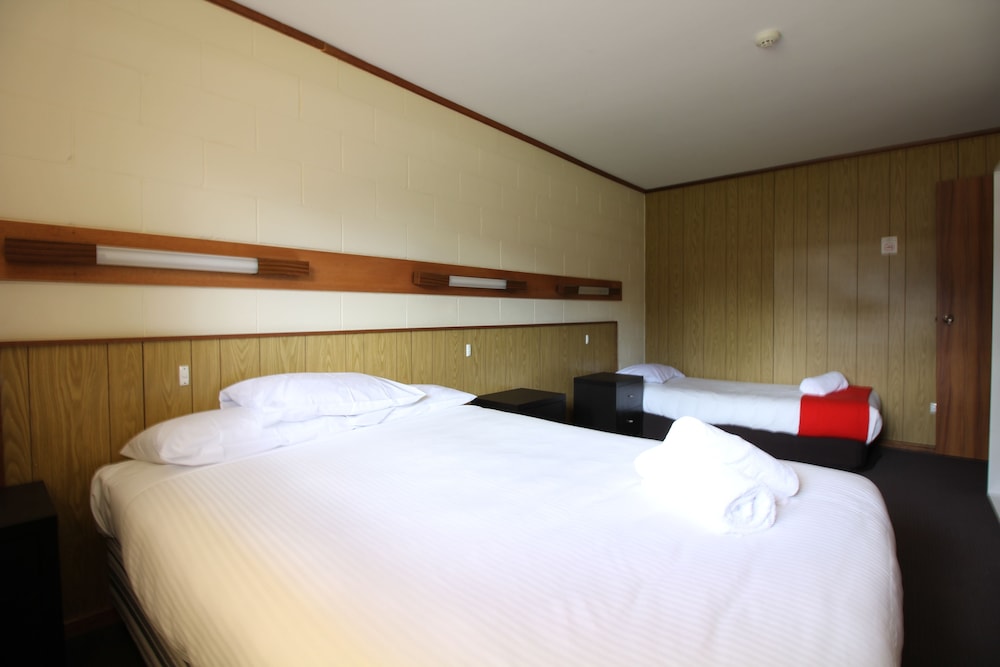 2 Bedroom Unit (1 Queen, 3 Singles, 1 Bunk Bed)