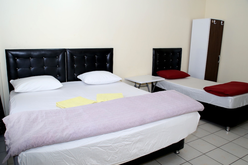 Economy Triple Room photo 3