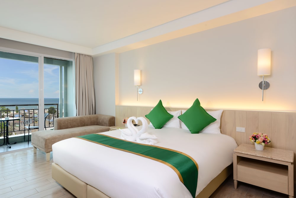 Premier Deluxe King Room with Sea View photo 2
