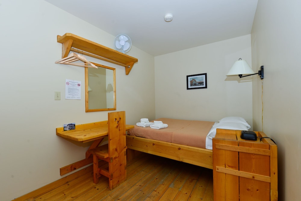 Double Room (Shared Bathroom) photo 2