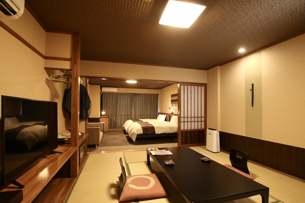 Japanese Western Style with Tatami Area (2 Beds + Futons) photo 1