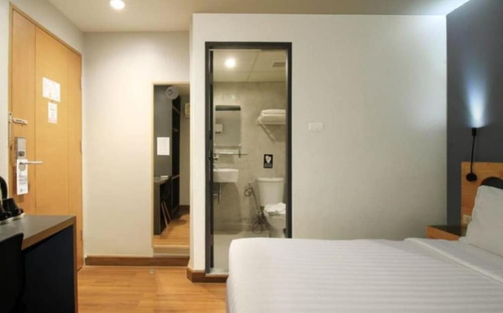 Standard Double Room, No Windows photo 3