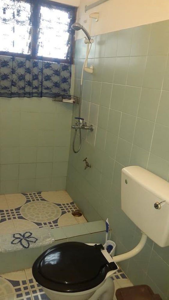 Double Room (Paul Bogle - Shared Bathroom) photo 3