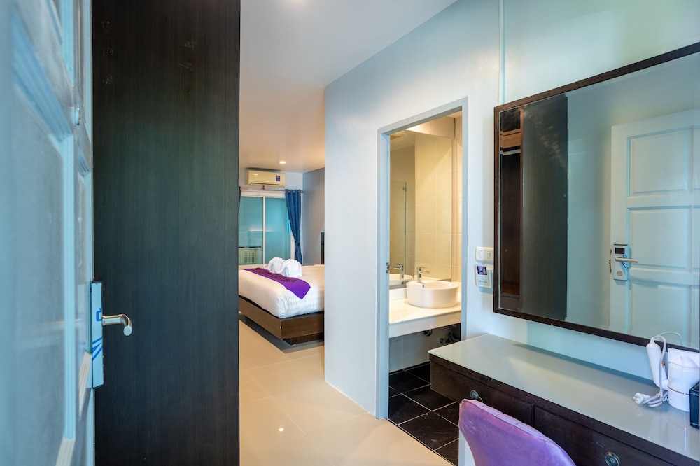 Premium Studio, 1 King Bed, Non Smoking - Photo 2