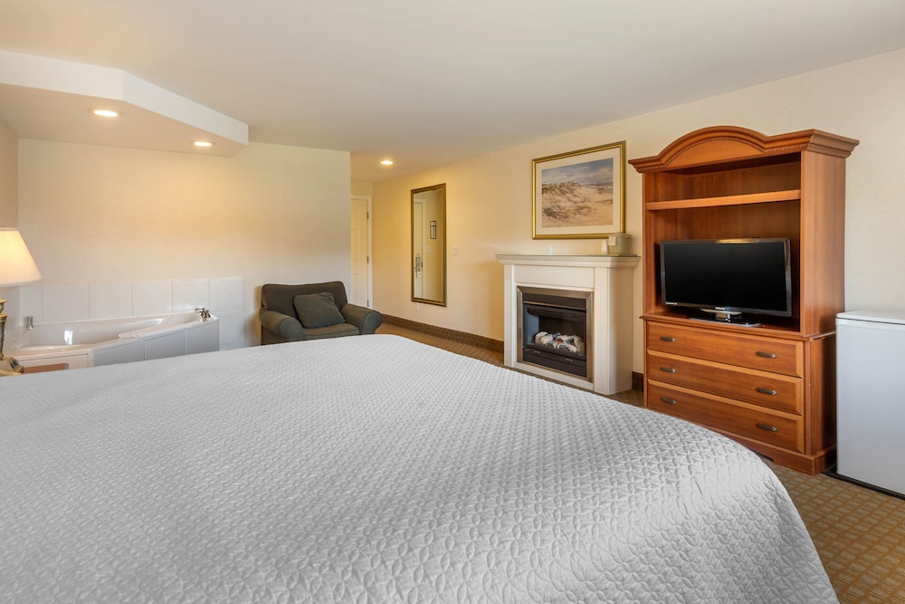 Luxury King with Spa Tub and Fireplace photo 3