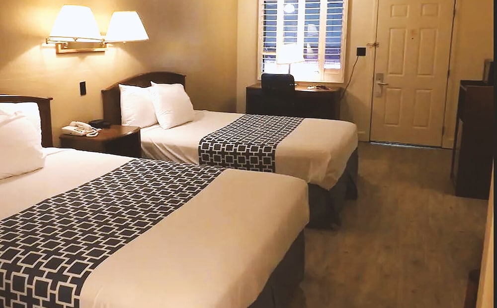 Deluxe Room, 2 Queen Beds, Non Smoking photo 3