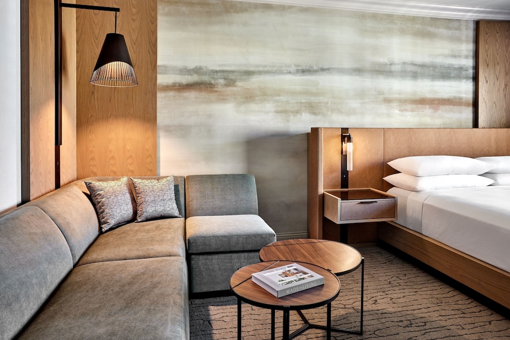 Club Room, 1 King Bed, Mountain View - Photo 2