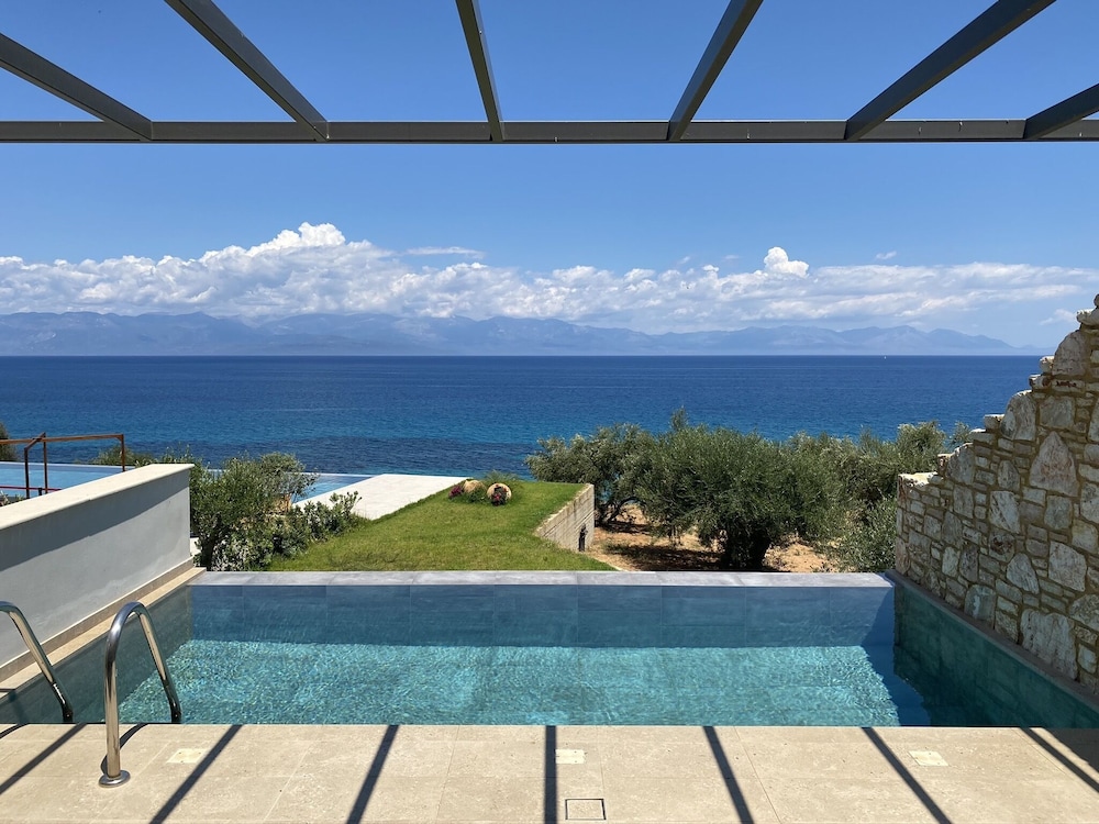 Luxury Suite, Private Pool, Sea View photo 1