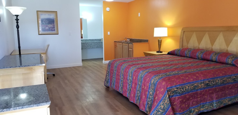 Room, 1 King Bed, Smoking