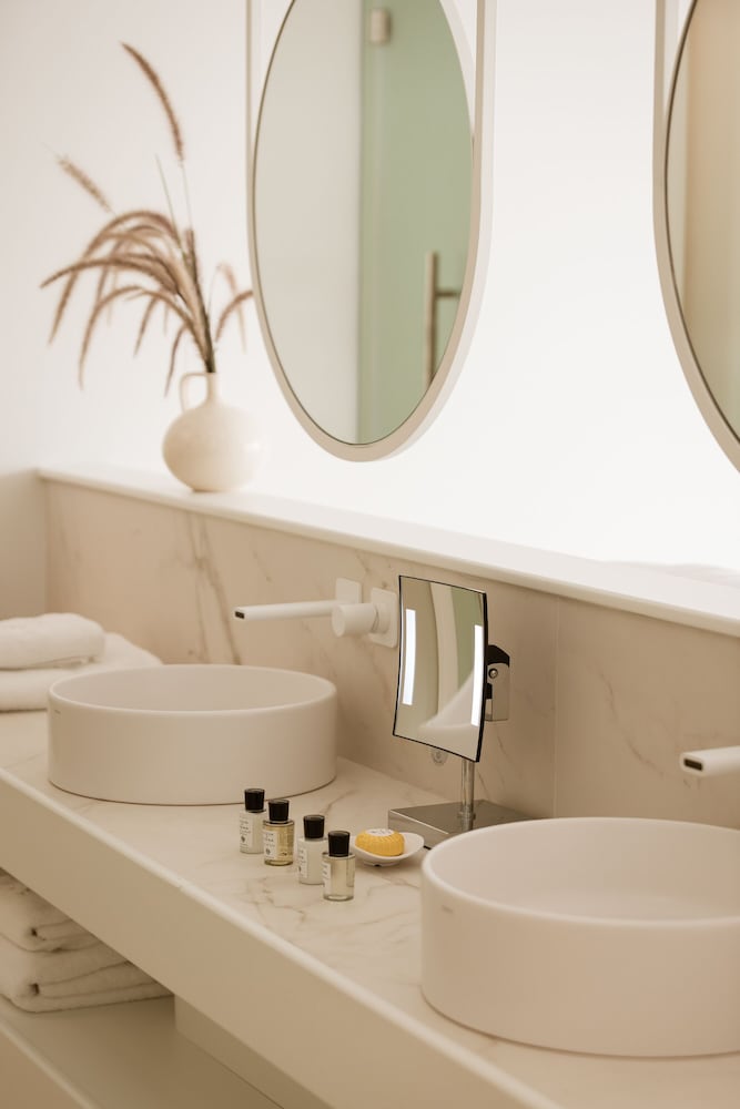 Junior Suite, 1 King Bed, Jetted Tub - Photo 4